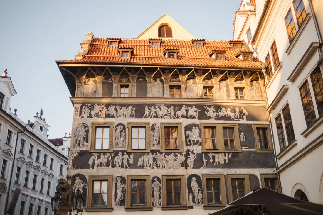 Gründerzeit-Altbaufassade mit Stuckverzierungen und hohen Fenstern in Berlin