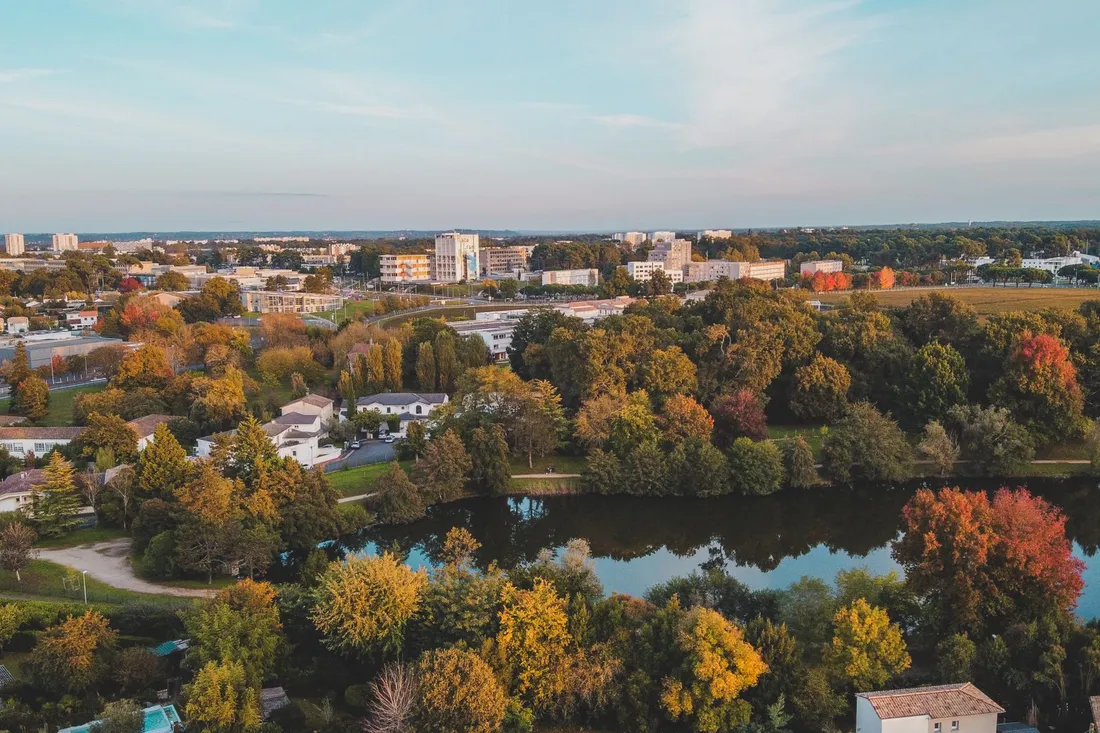Urbaner Park an der Spree in Friedrichshain mit Grünflächen und Stadtkulisse