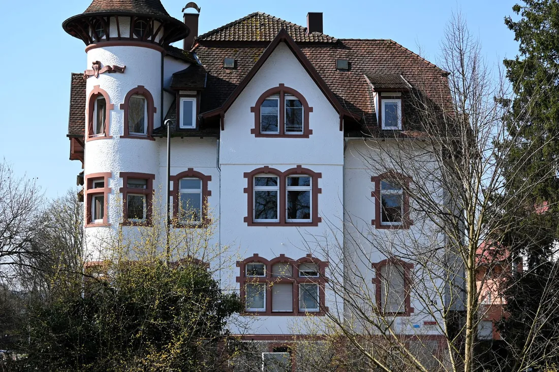 Berliner Wohnstraße mit Altbauten und altem Baumbestand